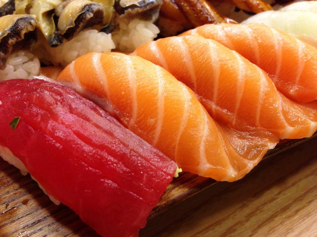 nigiri de atún rojo, salmón y anguila. Bolas alargadas de arroz con pescado crudo laminado encima