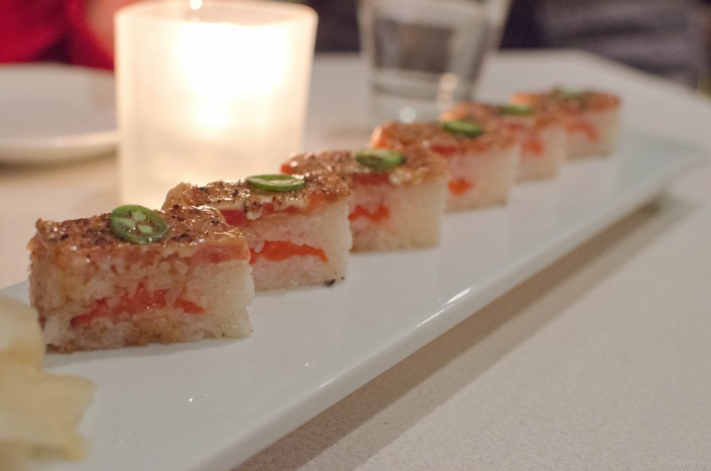 sushi tipo oshi con salmón de relleno