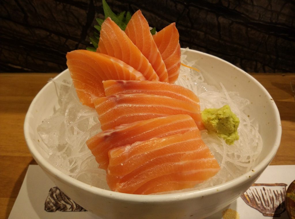 Sashimi de salmón crudo