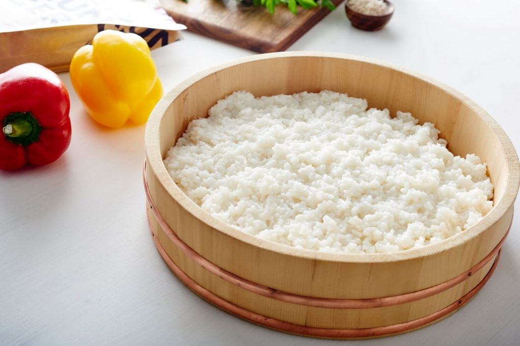 arroz para sushi en un hangiri