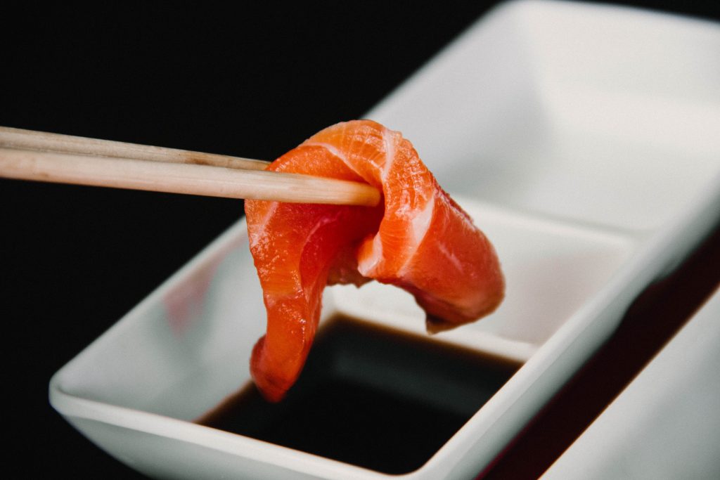 salsa de soja y sashimi de salmón