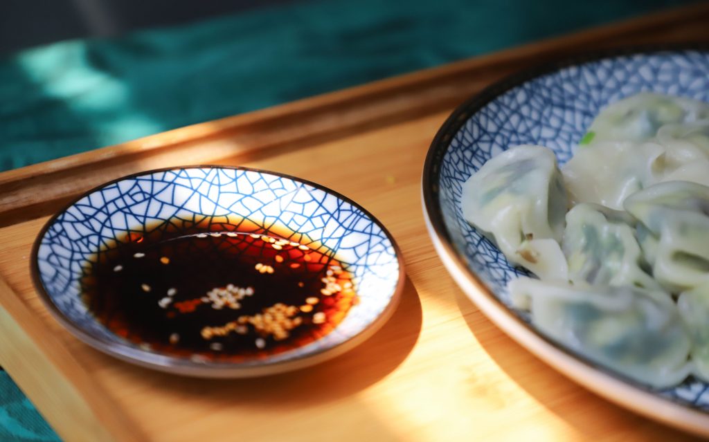 salsa de soja con gyozas